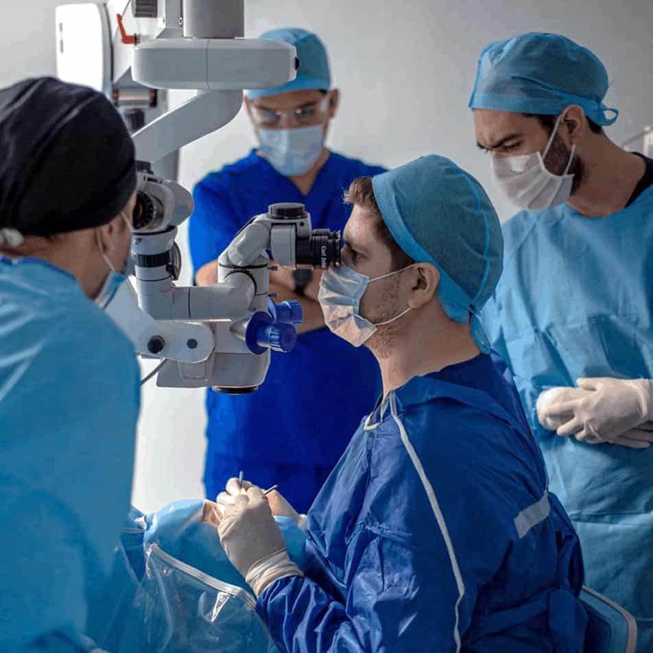 Cirugía por el Oftalmólogo Dr. Iván Vela